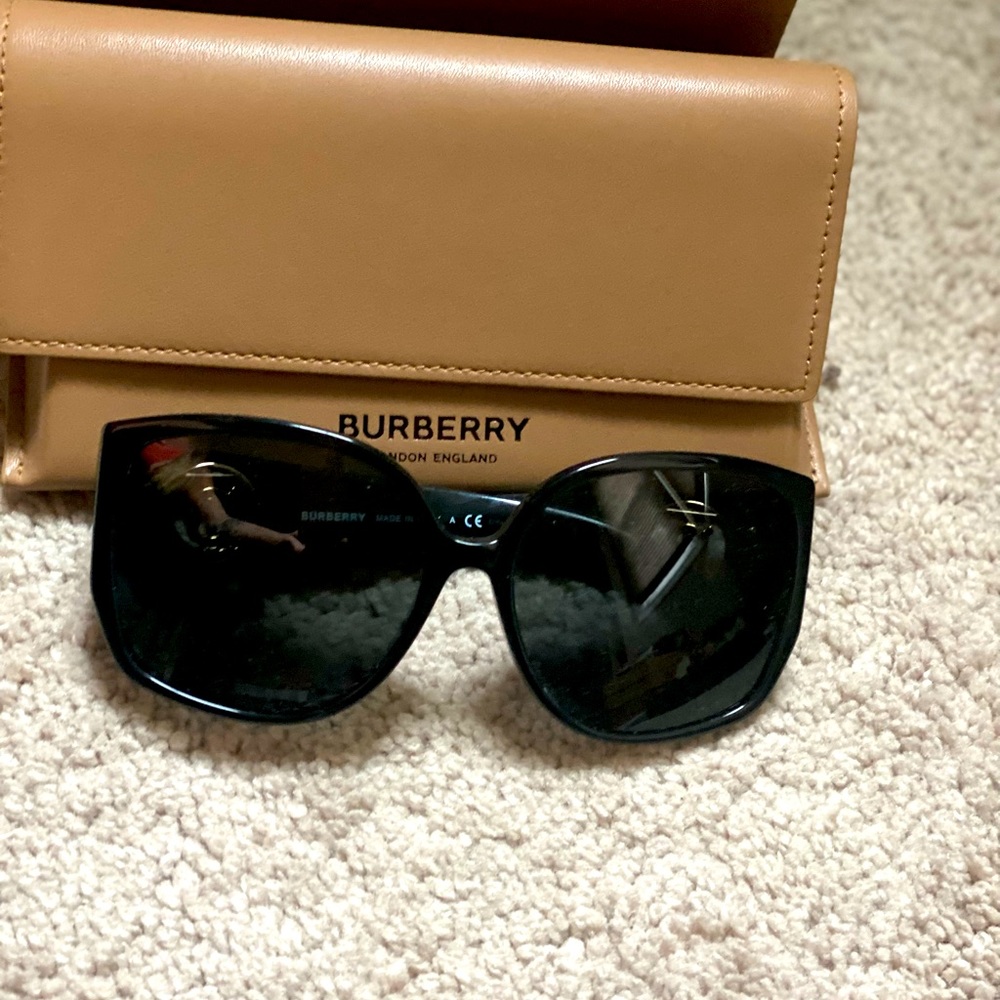 Burberry sunglasses style 4290. Like new. Worn 2 times.
